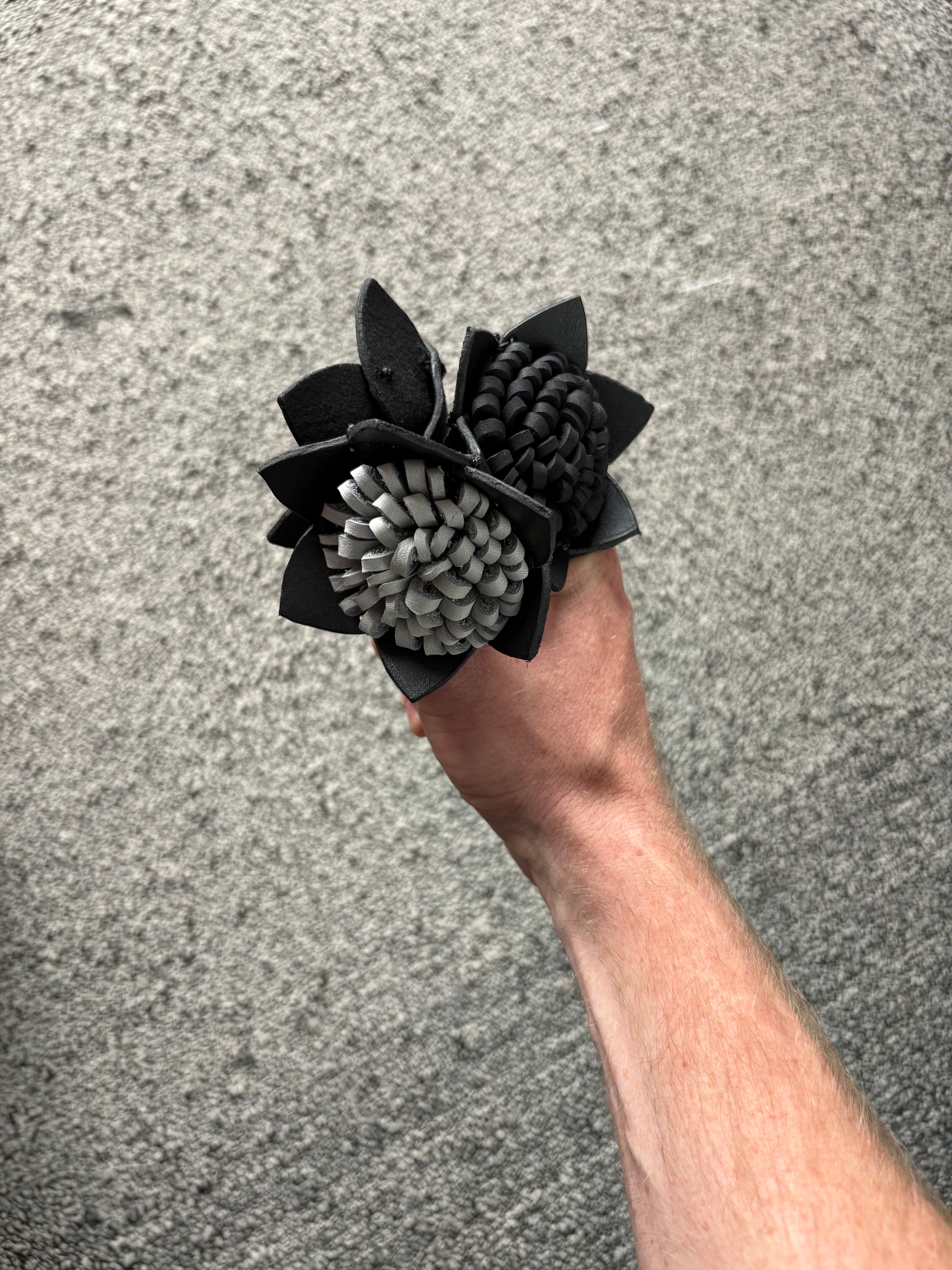 Flower Keychain - Noir et bleu