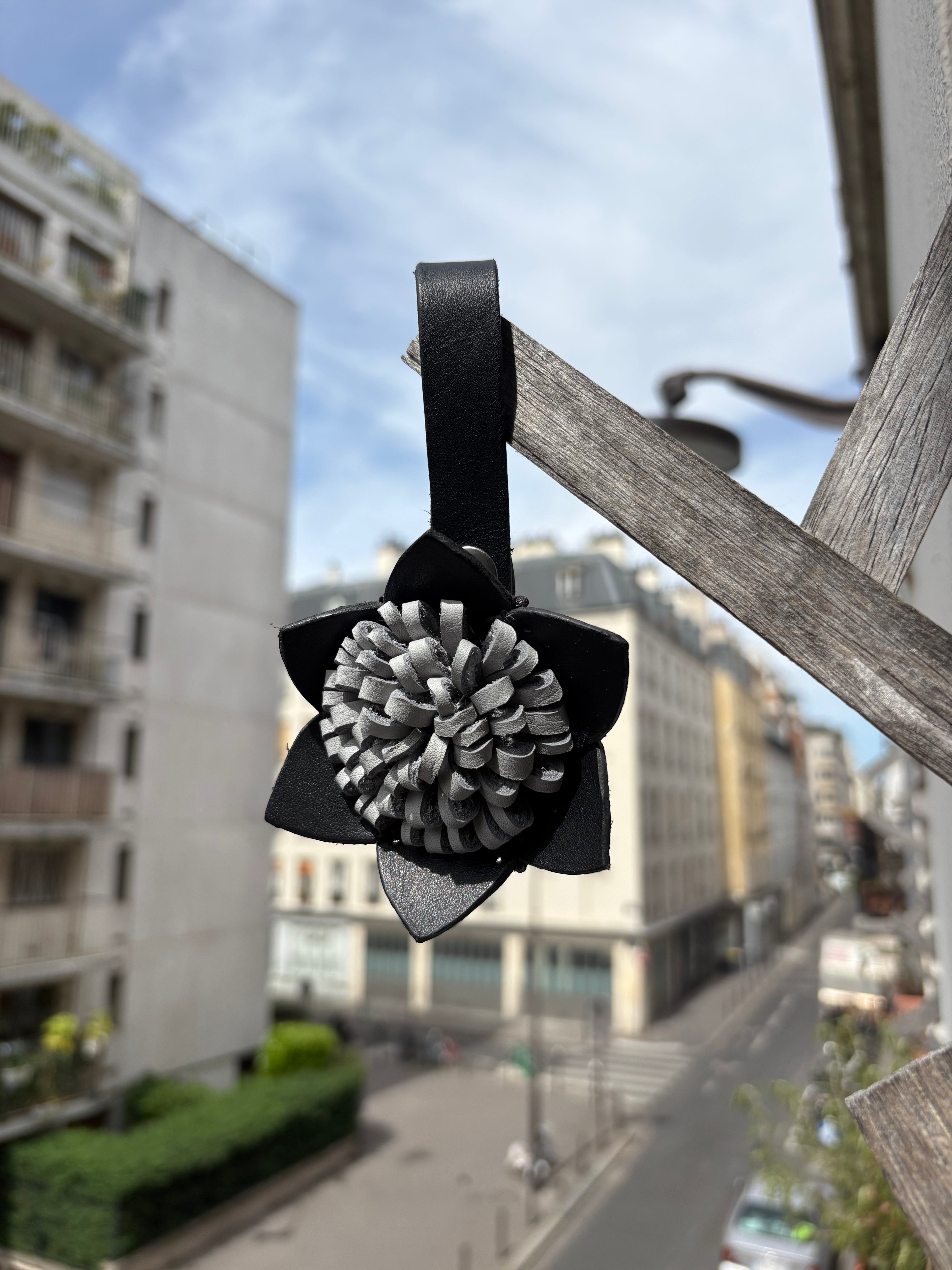 Flower Keychain - Noir et bleu
